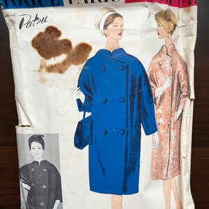 Pode incluir: Padr&atilde;o de costura vintage Vogue Paris Original desenhado por Patou. O padr&atilde;o apresenta duas mulheres vestindo casacos. Um casaco &eacute; azul e o outro &eacute; estampado floral. O padr&atilde;o &eacute; impresso em papel branco com texto preto.