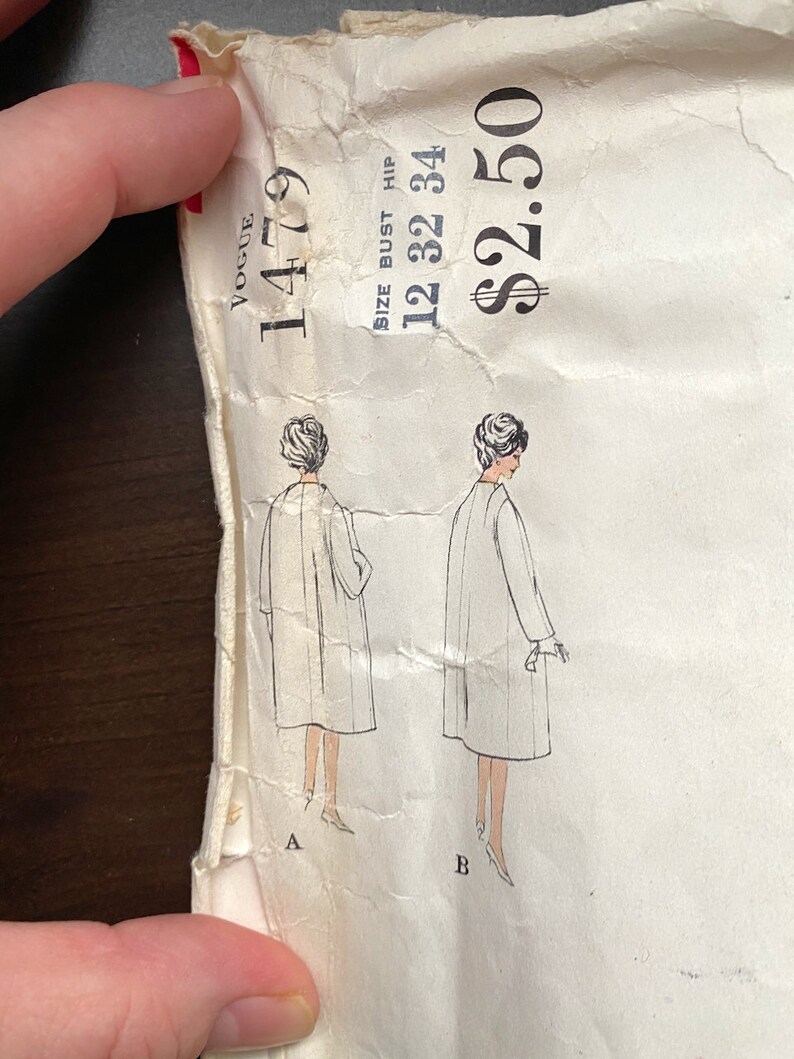 Pode incluir: Um padr&atilde;o de costura vintage da Vogue para um casaco. O n&uacute;mero do padr&atilde;o &eacute; 1479. O tamanho &eacute; 12-32-34. O pre&ccedil;o &eacute; de 2,50 &euro;.