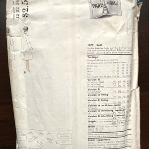 Pode incluir: Um padr&atilde;o de costura vintage para um casaco de bot&otilde;es duplos com gola alta e bolsos laterais. O padr&atilde;o &eacute; para os tamanhos 10-18 e inclui os requisitos de metragem para diferentes tecidos e op&ccedil;&otilde;es de forro. O padr&atilde;o &eacute; da Vogue Paris Original e est&aacute; etiquetado como 1479.