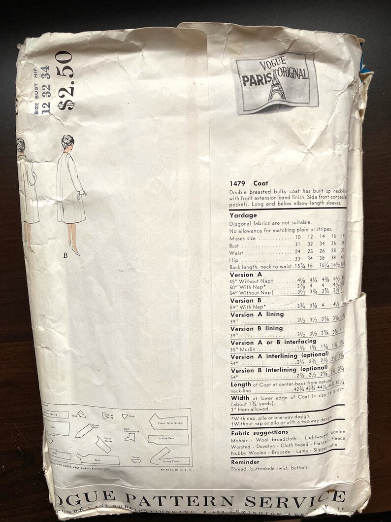 Pode incluir: Um padr&atilde;o de costura vintage para um casaco de bot&otilde;es duplos com gola alta e bolsos laterais. O padr&atilde;o &eacute; para os tamanhos 10-18 e inclui os requisitos de metragem para diferentes tecidos e op&ccedil;&otilde;es de forro. O padr&atilde;o &eacute; da Vogue Paris Original e est&aacute; etiquetado como 1479.