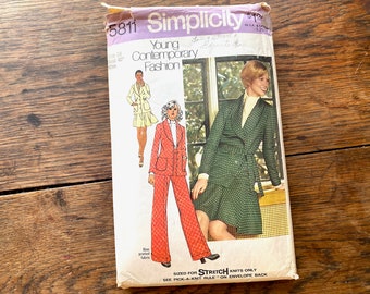 Simplicity 5811, size 18, bust 40, misses unlined jacket, short skirt and pants, stretch knits only, 1970s vintage sewing pattern