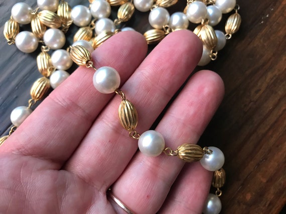Vtg 1980s Fluted Gold Tone and Faux Pearl Single Strand