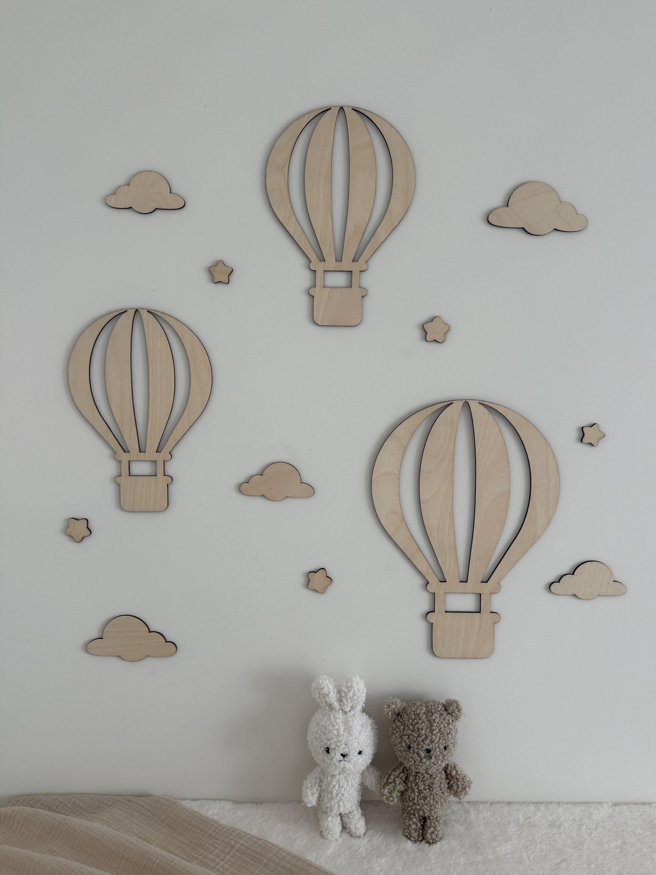 Cornice In Legno Tra Stelle Filanti Di Palloncini Colorati Di Carnevale O Festa E Coriandoli Su Legno Rustico Grunge 60342721