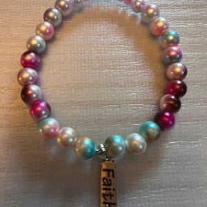 Bransoletka z rozciągliwych sztucznych pereł z zawieszką