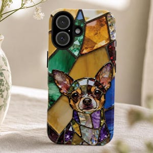 Könnte beinhalten: Eine Smartphone-Hülle mit einem lebendigen Buntglas-Mosaik-Design eines Chihuahuas. Das Kunstwerk verwendet geometrische Formen in Bernstein, Smaragdgrün, Tiefblau und Violett, um das Gesicht des Hundes und einen abstrakten Hintergrund zu bilden.