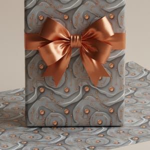 Peut inclure: Un coffret cadeau emballé avec du papier gris orné d'un motif de circuit imprimé et d'accents cuivrés. Un grand nœud en satin de couleur cuivre orne le dessus. Le coffret cadeau est posé sur une feuille de papier d'emballage assortie.