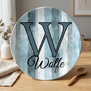 Plato o bandeja con monograma personalizado / Bandeja con inicial y nombre familiar personalizados / Regalo de boda con rayas rústicas azules / Plato para servir en inauguración de casa