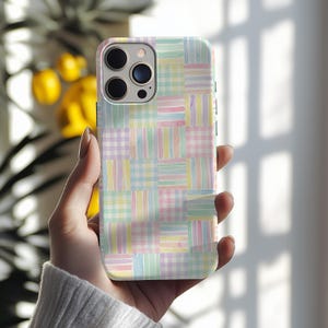 Mobilskal med pastellfärgat lapptäcke i akvarell | Estetiskt telefonskal med Cottagecore-mönster | Mjukt gingham-randigt mönster | Sött minimalistiskt preppy-skal