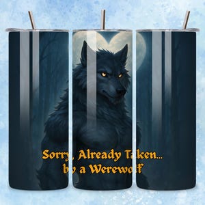 Peut inclure: Un gobelet isotherme en acier inoxydable avec un motif de loup-garou sur fond de forêt sombre. Le texte "Sorry, Already Taken... by a Werewolf" est en or. Comprend une paille.