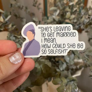 &quot;Downton Abtei Zitat Aufkleber - &quot;&quot;Sie geht, um zu heiraten…&quot;&quot; - Britischer Humor glänzender Vinylaufkleber.&quot;