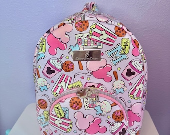 Mini sac à dos Disney personnalisé.  Il peut s'agir d'une variété de personnages, de thèmes, de motifs ou de couleurs unies. Fabriqué sur commande.