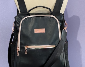 Sac à dos/sac à bandoulière personnalisé. Peut être fabriqué dans une variété de couleurs, de motifs, de Disney, de personnages ou de thèmes. Super sac de tous les jours ! Fabriqué sur commande