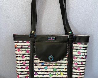 Fourre-tout/sac à bandoulière Disney personnalisé. Il peut s'agir d'une variété de personnages, de thèmes, de motifs ou de couleurs unies. Idéal pour voyager ! Fabriqué sur commande.