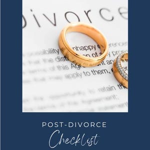 Può includere: Due fedi nuziali d'oro sono appoggiate su un documento con la parola "Divorzio" visibile. L'immagine è ambientata su uno sfondo blu scuro con il testo "Post-Divorce Checklist" in scrittura bianca.
