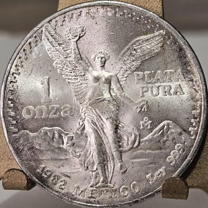 1982 1 oz Onza Mexico Libertad UNC Ley .999 Plata Pura First Year Issue - Near End of Roll some toning