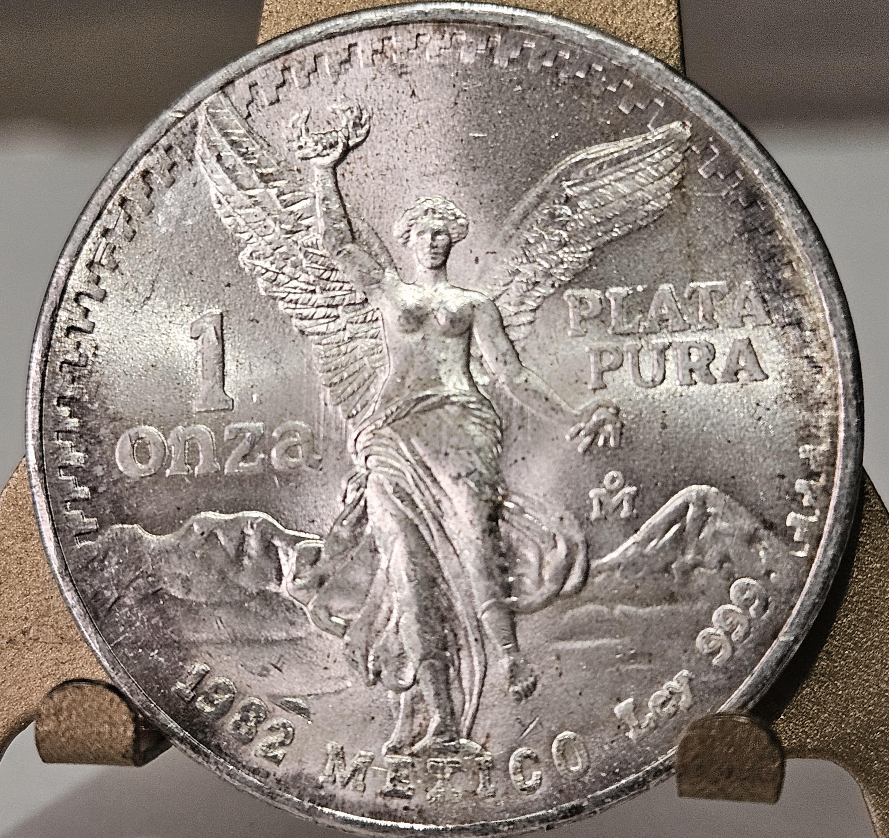 1982 1 oz Onza Mexico Libertad UNC Ley .999 Plata Pura First Year Issue - Near End of Roll some toning