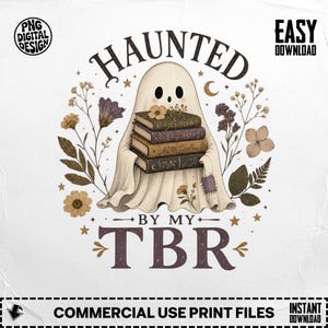 Może przedstawiać: Kapryśny projekt przedstawiający ducha trzymającego stos książek, otoczony elementami kwiatowymi i napisem "HAUNTED BY MY TBR". Projekt zawiera gwiazdy i półksiężyc, idealny dla miłośników książek.