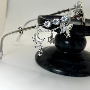 Amuleto de gafas de luna con mariposa