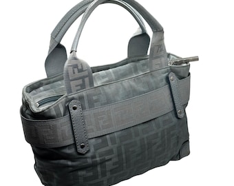 Bolso Fendi Zucca FF vintage raro, de lona azul claro con cinturón, estilo tote plateado Y2K.