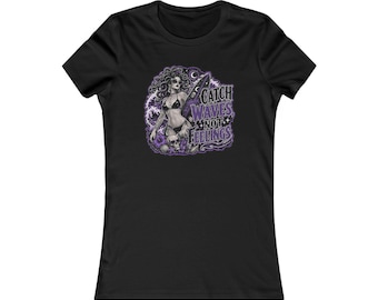 Camiseta gráfica Surf Medusa "Catch Waves Not Feelings" / Camiseta gótica pin-up Moon Witch