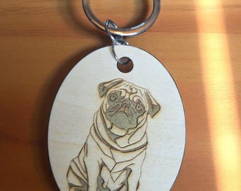 Porte-clés carlin en tilleul gravé : cadeau pour amoureux des chiens