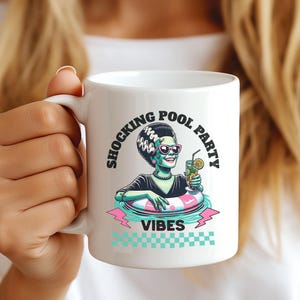 Frank’s Bride Retro Poolside Mug – 11oz/15oz Vintage Halloween Coffee Cup, Spooky Bride Decor, 1950s Horror Aesthetic Mug Gift