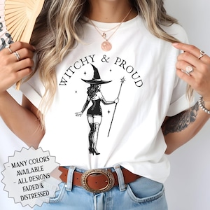 Camiseta de bruja de Salem &quot;Bruja y orgullosa&quot;, estilo vintage, colores cómodos de Halloween, estética de bruja, gráfico espeluznante, unisex, de algodón.