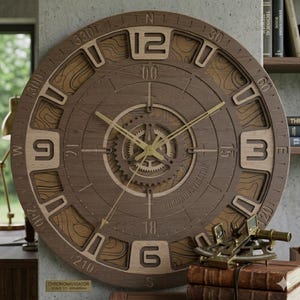 Puede incluir: Un gran reloj de pared redondo de madera con temática náutica. El reloj presenta un diseño en capas con madera marrón clara y oscura, manecillas doradas y el texto "CHRONONAVIGATOR". El diámetro del reloj es de aproximadamente 40 cm.