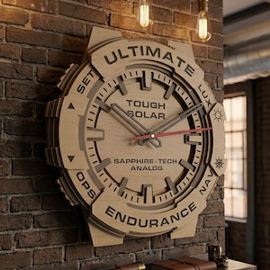 Puede incluir: Un gran reloj de pared circular de madera diseñado como un reloj de pulsera. La esfera presenta el texto ULTIMATE, SET, LUX, OPS, NAV, ENDURANCE, TOUGH SOLAR y SAPPHIRE-TECH ANALOG. Tiene manecillas oscuras y un segundero fino de color rojo.
