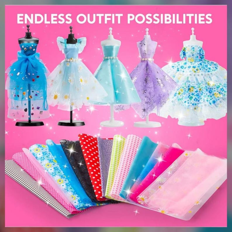 Puede incluir: Exhibici&oacute;n de vestidos en miniatura en varios colores, incluyendo azul, blanco y morado, sobre maniqu&iacute;es. Los vestidos est&aacute;n adornados con detalles como flores y lazos. Debajo, hay varias muestras de tela con diferentes patrones y colores. El texto "ENDLESS OUTFIT POSSIBILITIES" est&aacute; en la parte superior.