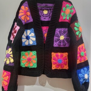 Giacca a quadri "Daisy Grandma" lavorata all'uncinetto a mano - Maglia patchwork colorata / Maglione multicolore