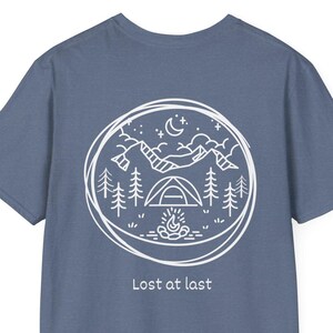 アドベンチャーキャンプTシャツ：Lost at LastグラフィックTシャツ - アウトドア愛好家