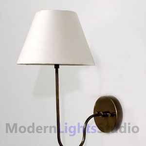 Aplique de mediados de siglo / Aplique de pared de latón antiguo / Aplique de pared moderno con pantalla de lino suave / Pantalla de lino para dormitorio o pasillo / Montaje en pared