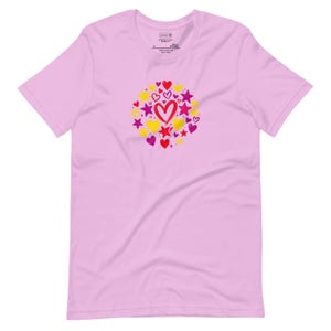 Grafisch T-shirt met harten en sterren | Kleurrijk hemels motief