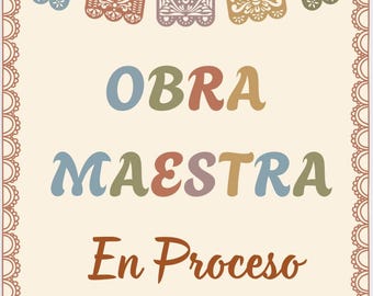 Op de afbeelding: Een crèmekleurig bord met de woorden "OBRA MAESTRA En Proceso" in kleurrijke letters. Het bord is versierd met een slinger van uitgesneden papieren banners en een decoratieve rand.
