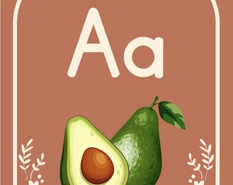 Op de afbeelding: Decoratieve kaart met de letter "A" en het woord "Avocado". De afbeelding toont een hele avocado en een halve avocado met een bruine pit. De achtergrond is een gedempt oranjebruin met witte bloemaccenten.