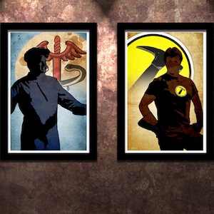 Op de afbeelding: Twee ingelijste posters met een vintage uitstraling. De poster links toont een silhouet van een persoon in een medisch uniform met een rood caduceus-symbool. De poster rechts toont een silhouet van een persoon in een zwart shirt met een geel symbool en de letter "T".