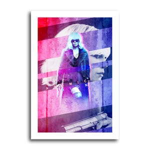Pode incluir: Um cartaz do filme "Atomic Blonde" com uma mulher de óculos de sol e casaco como figura central. O cartaz tem um fundo listrado rosa e azul, com uma arma em primeiro plano e o título do filme.