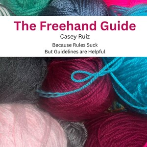 Może przedstawiać: Zbliżenie różnych motków przędzy w odcieniach różu, turkusu, szarości i magenty. Tekst "The Freehand Guide" jest wyświetlany na białym banerze, wraz z nazwiskiem autora i hasłem.