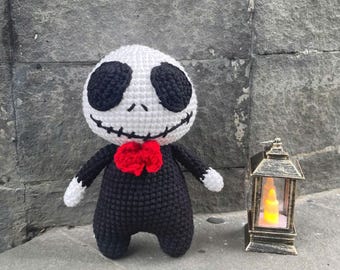 Handgemaakte gehaakte griezelige Jack Skellington Halloween-pop, gotische amigurumi-knuffel, spookachtige knuffel, Tim Burton-fancadeau, enge decoratie