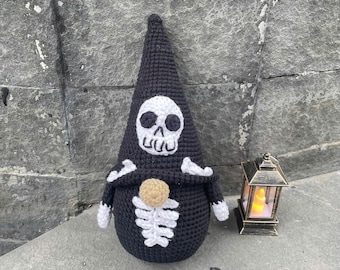 Crochet Creepy Halloween Skull Plush, Handmade Gothic Amigurumi Skeleton Doll, Spooky Plushie, Horror Gift, Unique Gothic Room Decoration
