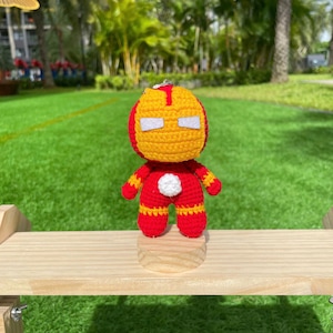 Handgemaakte gehaakte Iron Man-superheldsleutelhanger
