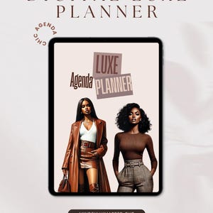 Könnte beinhalten: Ein digitaler Planer wird auf einem Tablet angezeigt. Der Bildschirm zeigt die Worte „Luxe Agenda Planner“ mit Illustrationen von zwei stilvollen Frauen. Oben im Bild steht „Digital Luxe Planner“ und unten „Mindfully Mapped Out“.