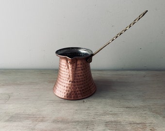 Fabulous VINTAGE Hammered Copper Pouring Pot.  Vintage decor / vintage home.