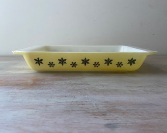 Scarce Vintage JAJ Pyrex – Yellow colour, Snowflake pattern 2161 – Space Saver Oblong Casserole Dish.