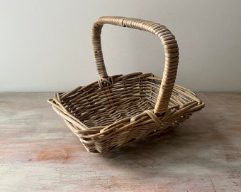 High Quality Vintage wicker carry / picnic basket. My Vintage home.