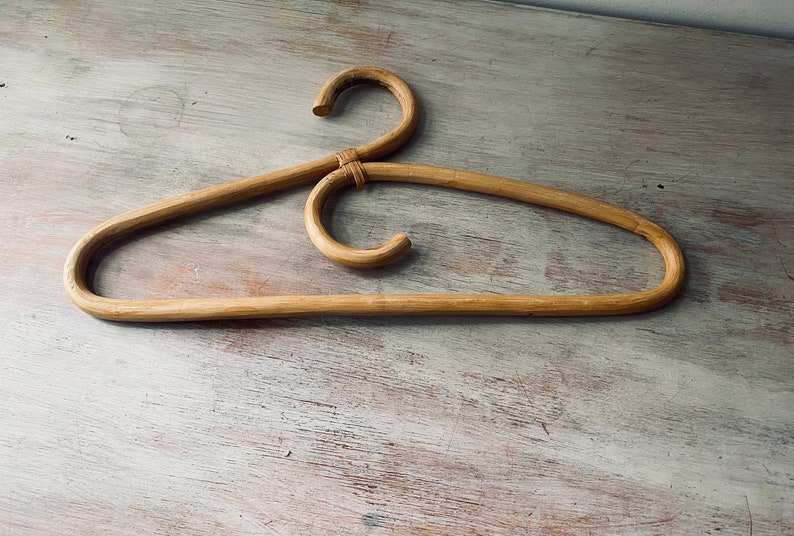 VINTAGE 1970's wooden / bamboo coat hanger. Vintage home / decor image 3