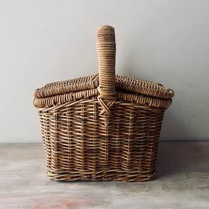 High Quality Vintage wicker lidded basket. My Vintage home.