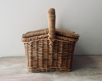 High Quality Vintage wicker lidded basket. My Vintage home.