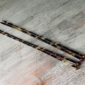 Two pairs of VINTAGE Paton's Tortoise Shell Knitting Needles. Size 8's and 10's. My Vintage home. image 1